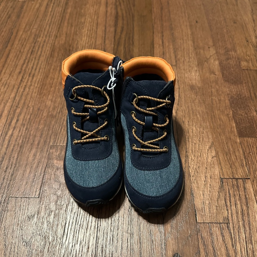 Toddler boys size10 boots.